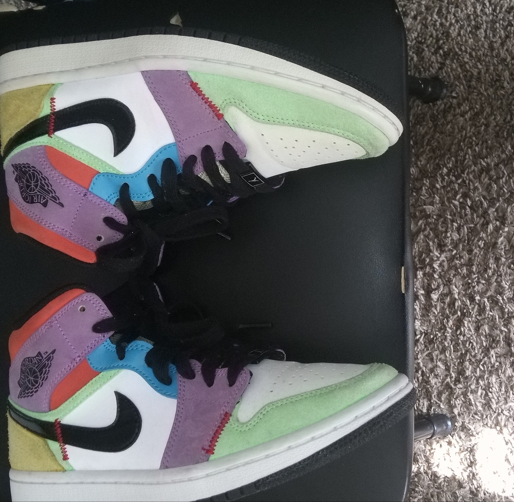 The product is a size 7 Air Jordan 1 SE Mid Lightbulb W